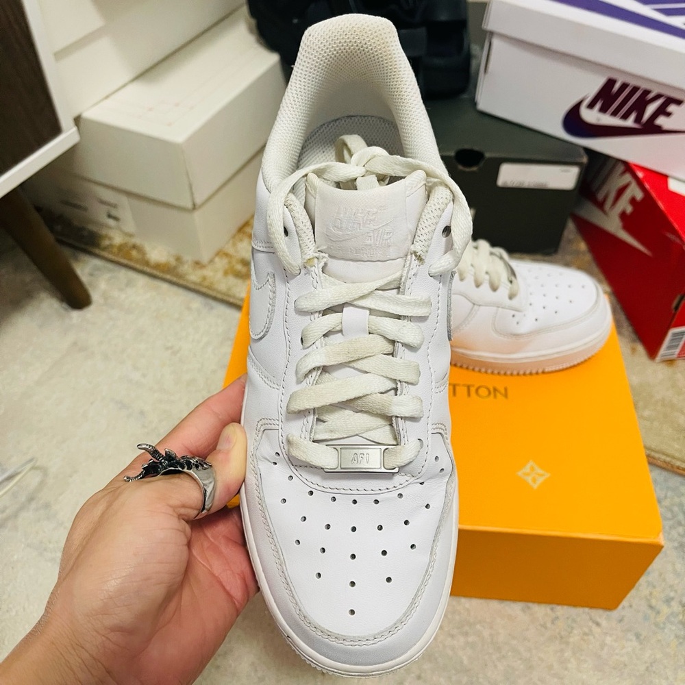EUC Women’s Size 8 (Euro Sz 39) Nike Air Force 1 Low 07’ Sneakers Triple White - Picture 12 of 15
